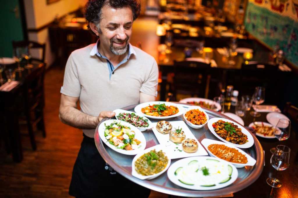 Kazim, chef bij restaurant Maydanoz in Amsterdam, zorgt voor een onvergetelijke ervaring voor uw catering.